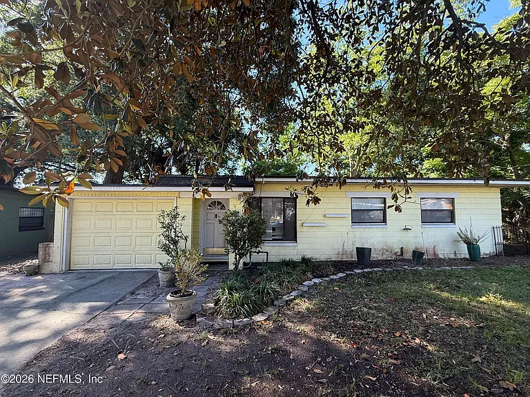 7118 Pellias Rd — Photo 2