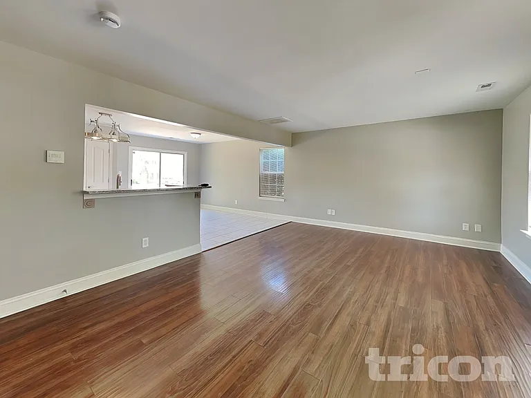 106 Newbury Dr — Photo 2