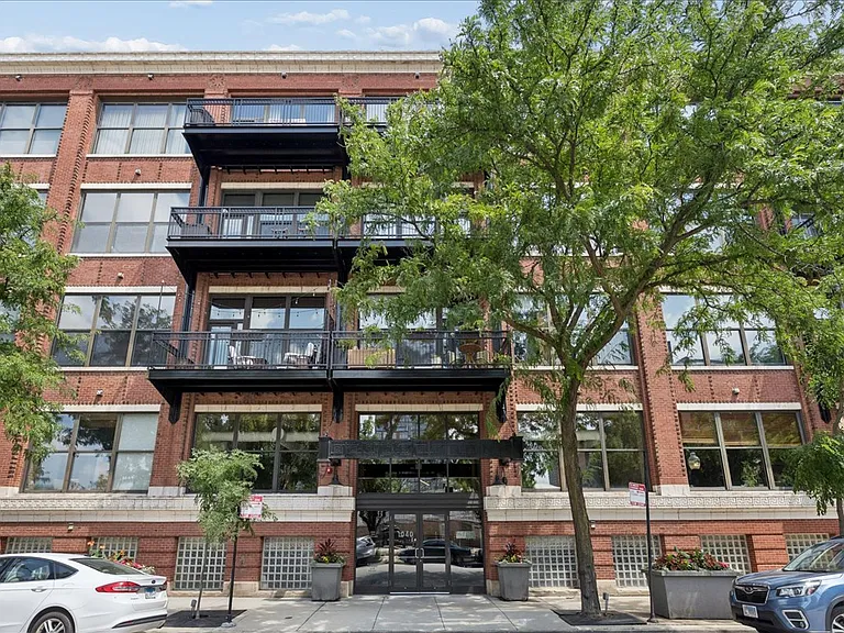 1040 W Adams St #402 — Photo 1