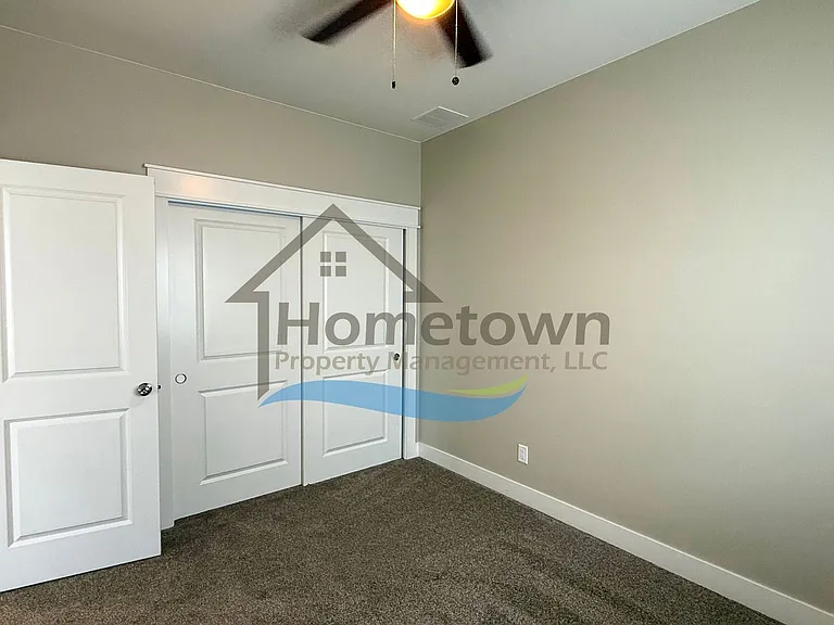 215 S Hills St — Photo 27