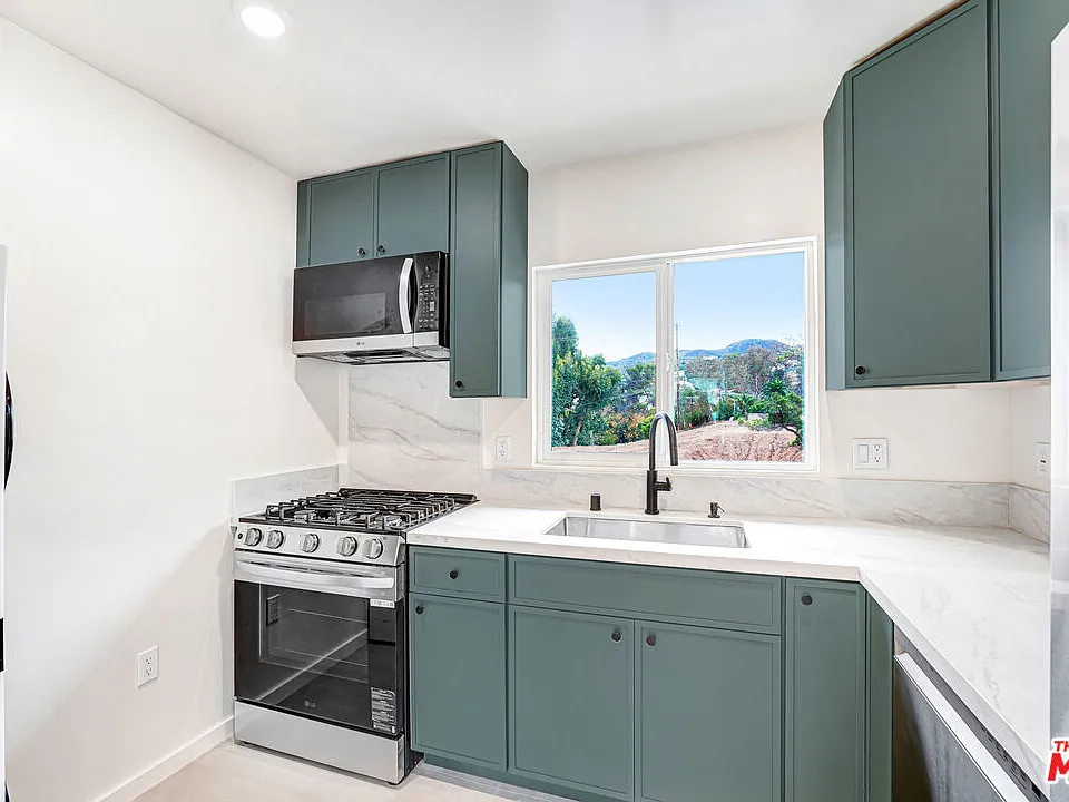 16185 W Sunset Blvd #10