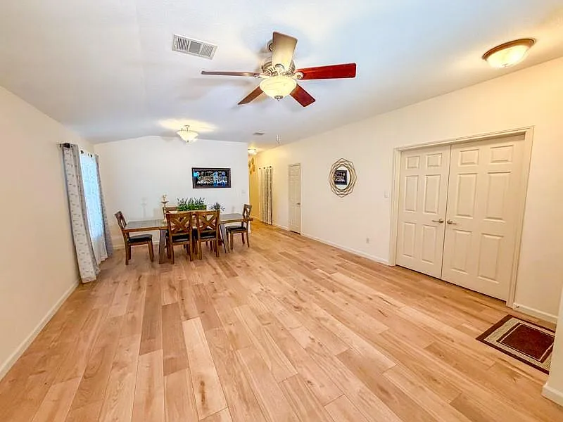 4 bed, 2.0 bath, 2363 sqft, $2,499 — Photo 3