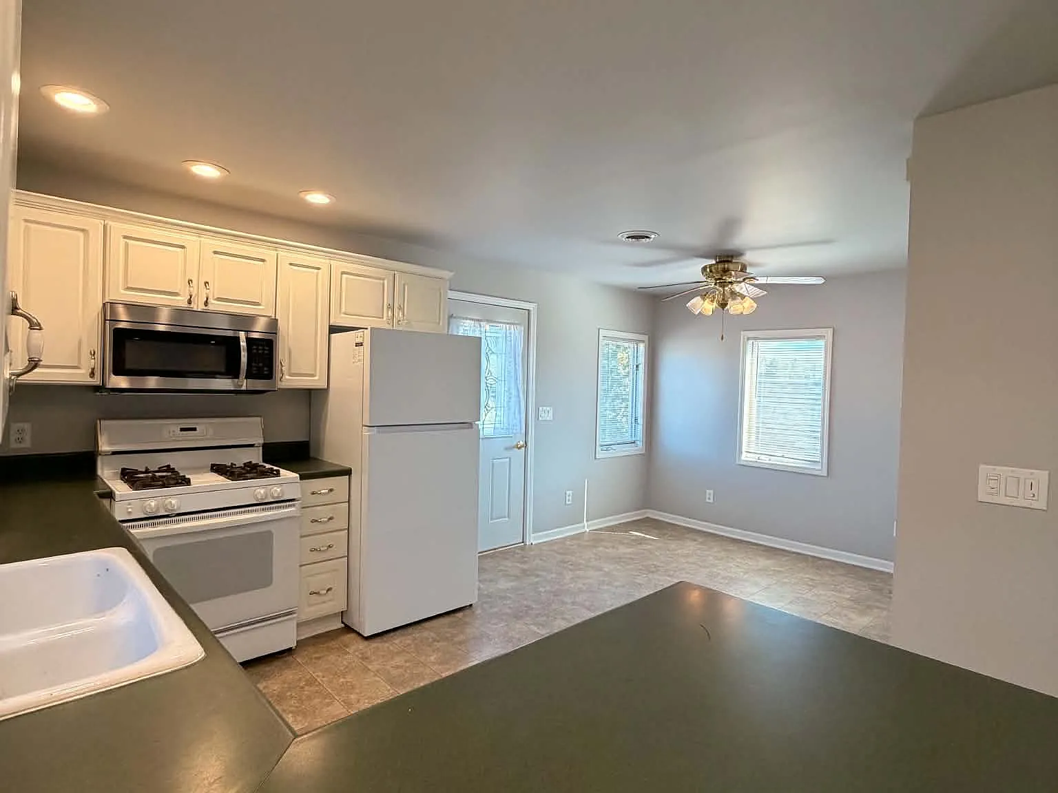 1 bed, 1.5 bath, 1100 sqft, $997 — Photo 3