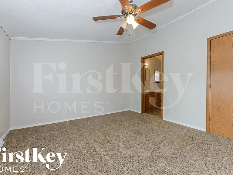 3304 N Spring St — Photo 9