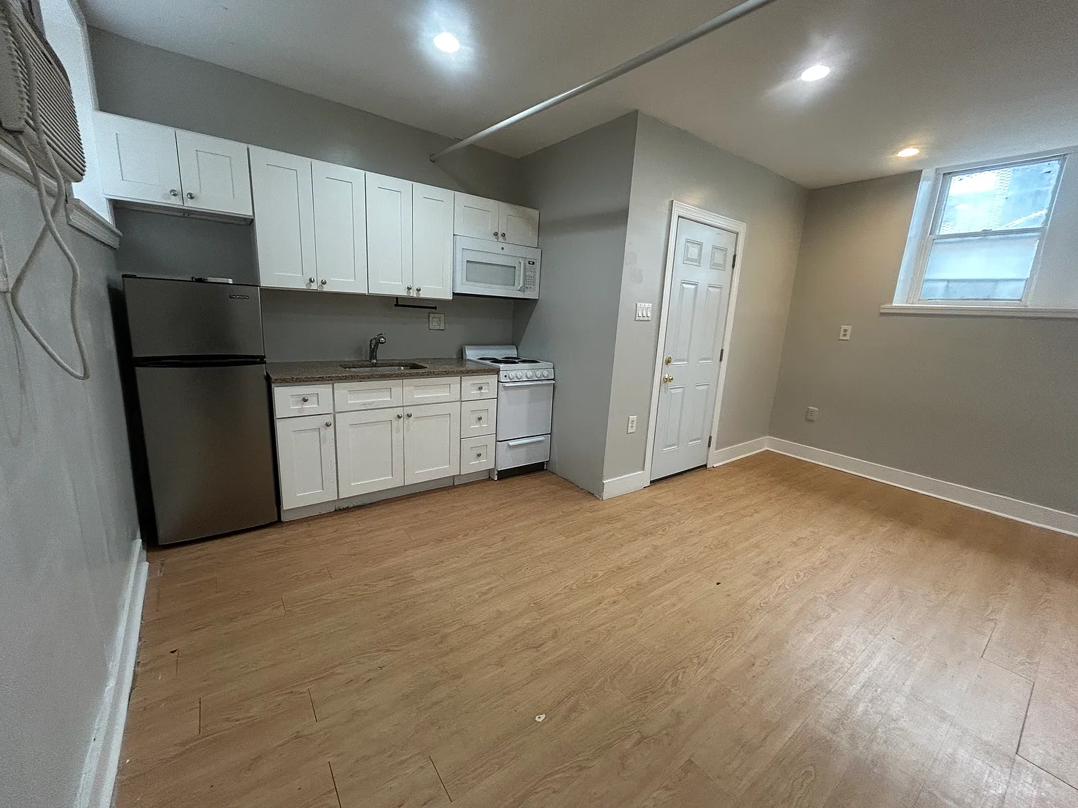 Studio, $890 — Photo 3