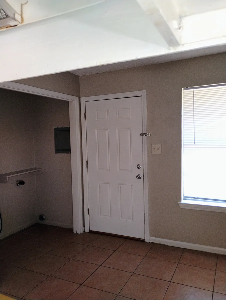 Building Photo - 1007 Shilo Dr #C