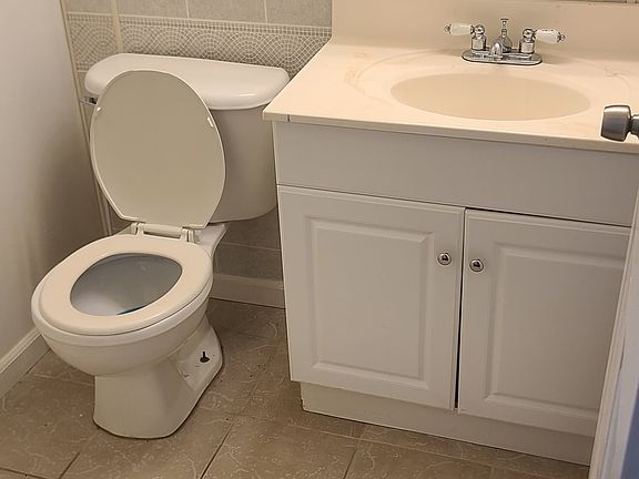 HALF BATH - MAIN LEVEL