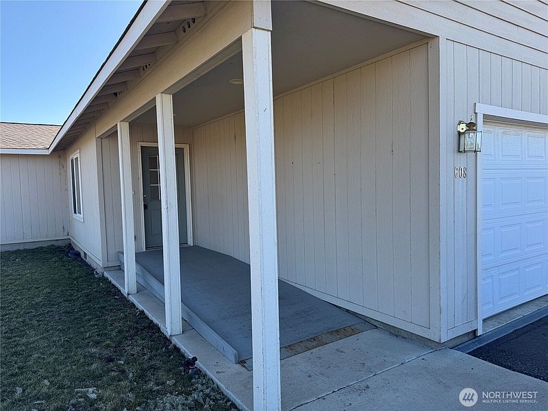 3rd image of 608 E Remington Drive