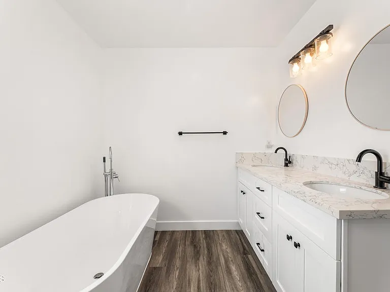 7637 Radford Ave — Photo 18