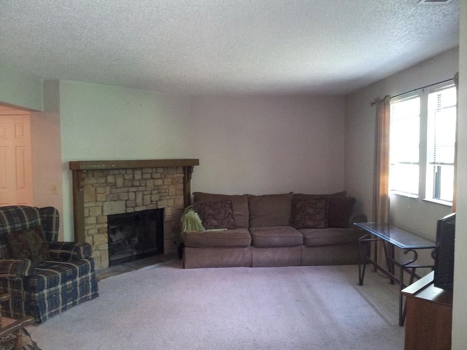 Family Rm w/fireplace