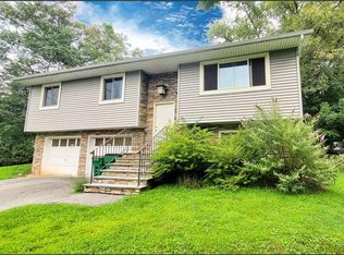 3 Drum Ct, Poughkeepsie, NY 12603