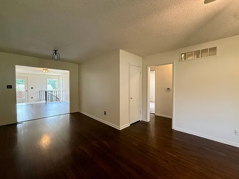 348 S Derby Ave — Photo 3