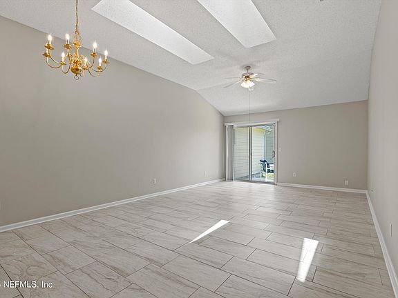 5th image of 3910 MEADOWVIEW Drive N