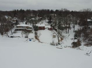 5 W Woodland Rd, Oakwood Hills, IL 60013