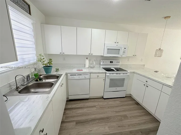 634 SW 3rd Ave — Photo 4