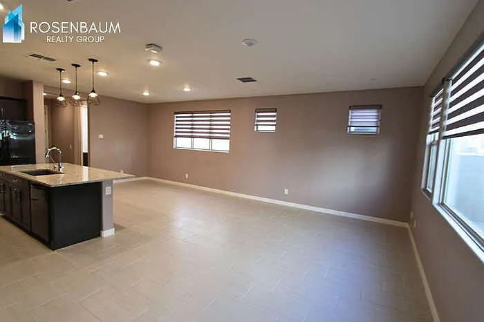 661 N Abalone Dr — Photo 2