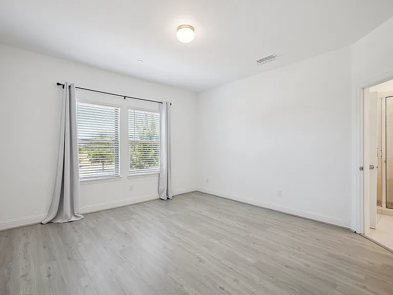 4261 Shavano Dr — Photo 7