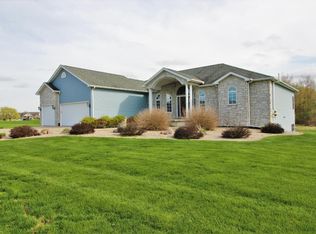 228 Stone Creek Ln, Valparaiso, IN 46383
