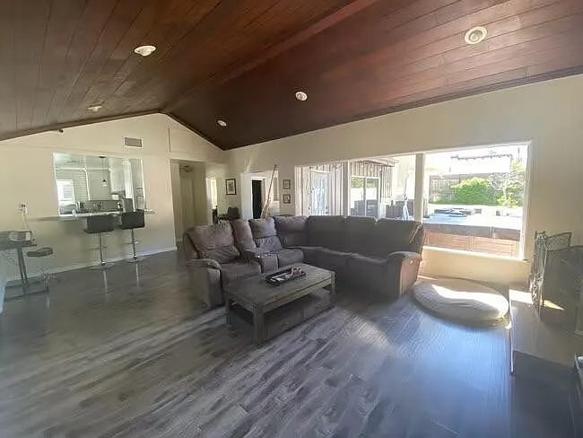 6 bed, 2148 sqft, $6,800 — Photo 2