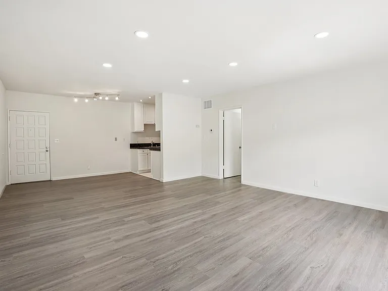 Willis Apartments — Photo 13
