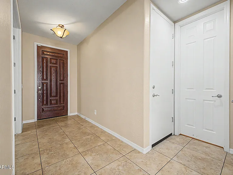 2531 E Eleana Ln — Photo 4