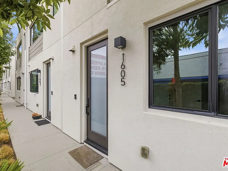 1605 N Arla Way — Photo 3