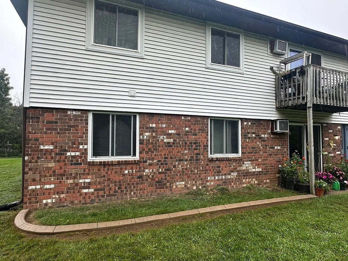 Newly renovated 2-bedroom apartments with in unit laundry — Photo 1
