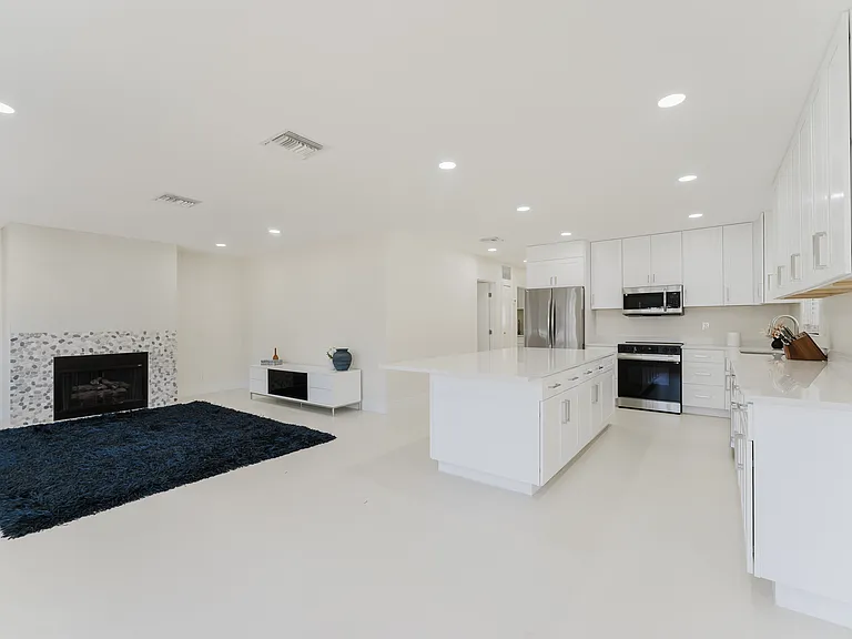 3199 NE 6th Dr — Photo 24