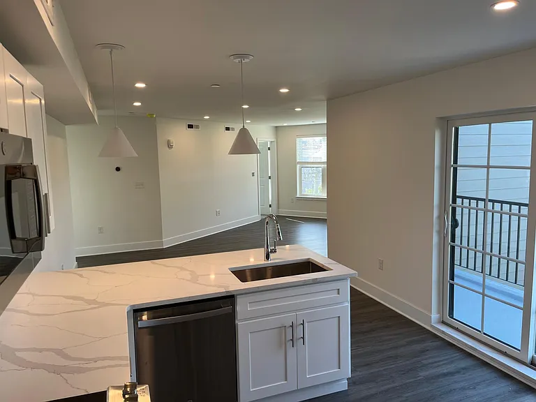 106 Leverington Ave #E — Photo 7