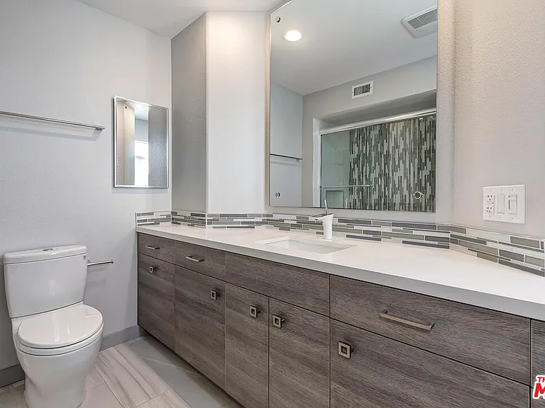 2333 Oak St #3 — Photo 32
