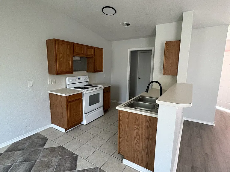 1617 Ginger Ave — Photo 3