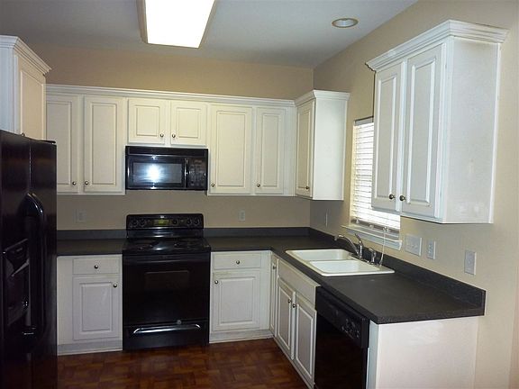 5th image of 215 Dartmoor Dr