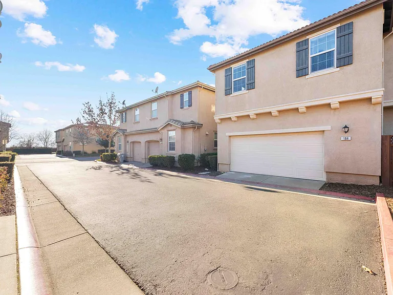 184 Barnhill Dr — Photo 4
