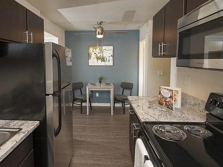 Parkwood Apartments — Photo 8