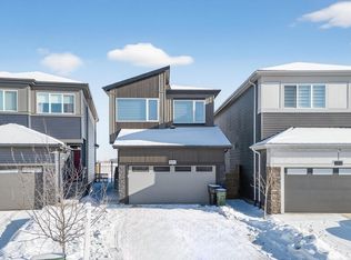 9194 Pear Dr SW, Edmonton, AB T6X 2Z4