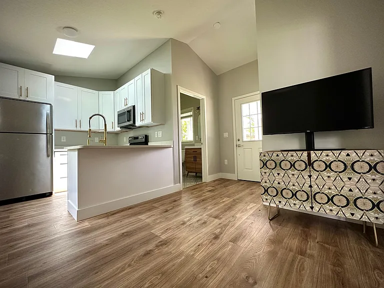 910 La Salle Ave #A — Photo 10
