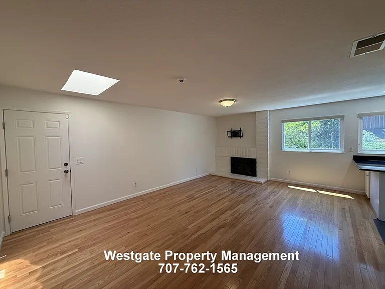 400 Smith Ct — Photo 6