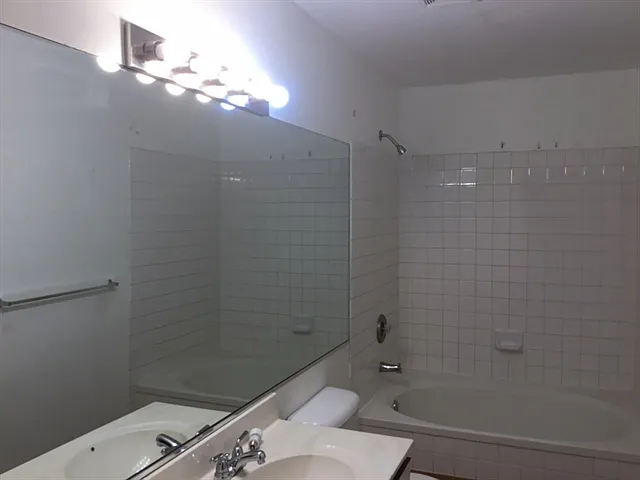 195 Half Moon Cir — Photo 13