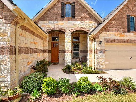 3rd image of 4225 Valley Oaks Dr
