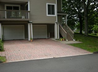 7 Peddlars Dr, Branford, CT 06405