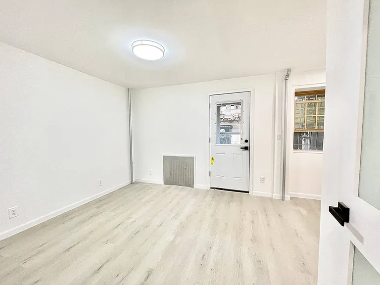 1007 Hart St #1 — Photo 7