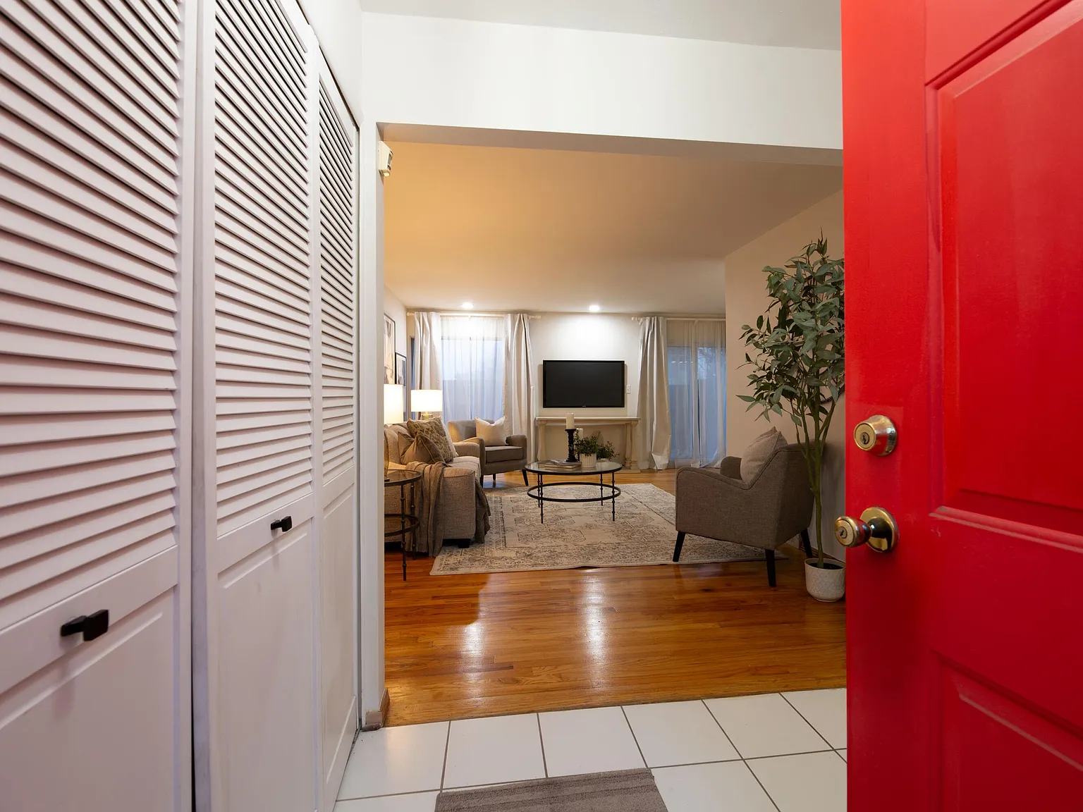 4 bed, 2.5 bath, 2333 sqft, $2,500 — Photo 3
