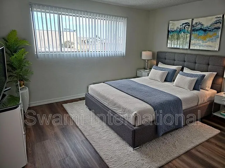 308 W Queen St #14 — Photo 2