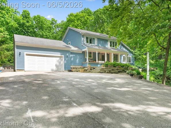 2533 Spring Grove Dr, Brighton, MI 48114