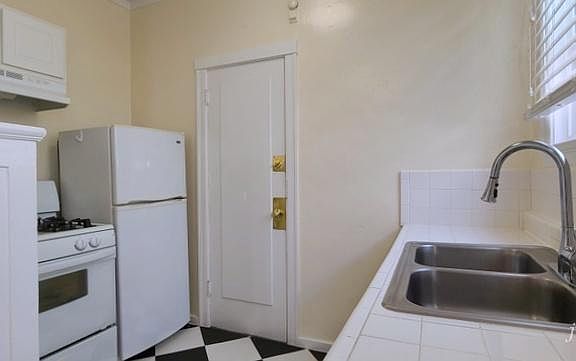 4th image of 1539 Greenwich St #11