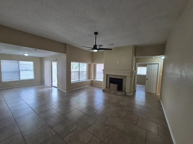 8469 Maple Ridge Dr — Photo 5
