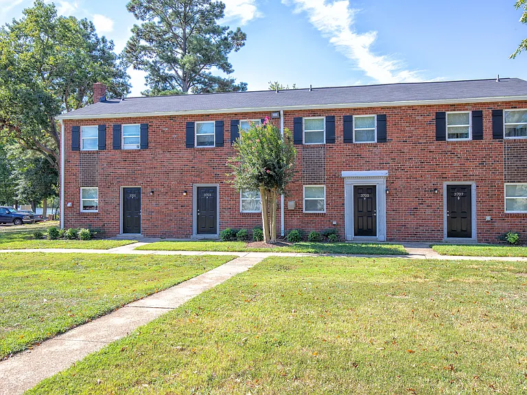 Crystal Lakes Apartments — Photo 7