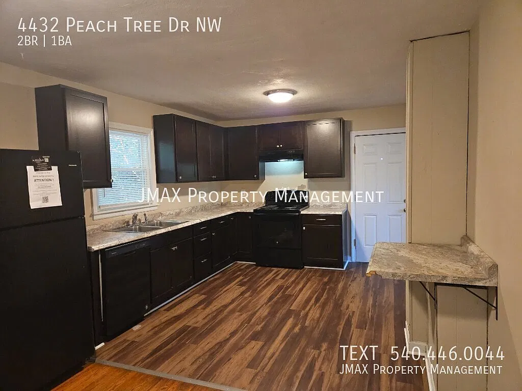 Spacious 2 Bedroom Home with Fenced Yard! — Photo 4