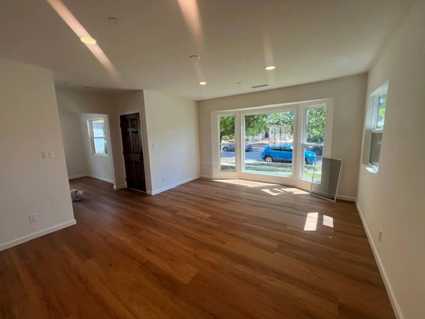 Completely Renovated 2 Bedroom, 1 Bathroom Lake Balboa Home! Ready for Move-In! — Photo 4