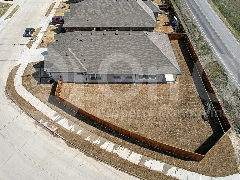 204 Rosewood Dr — Photo 32